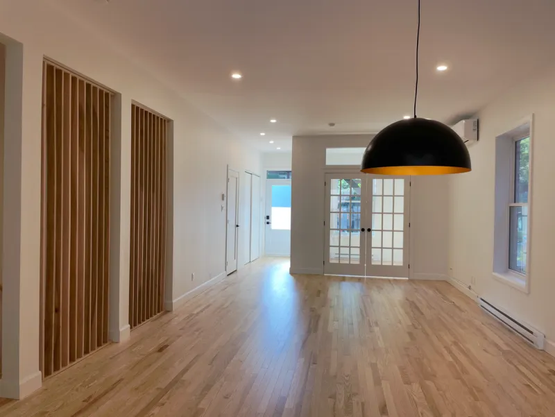 Corridor lumineux d’une maison rénovée