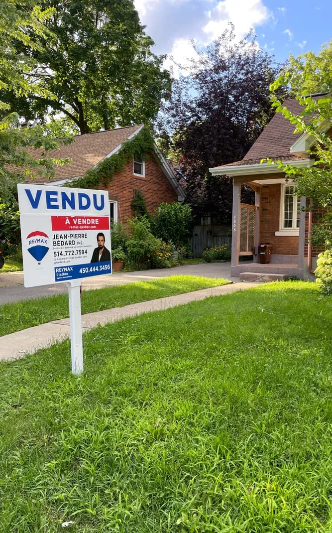 Maison avec une pancarte Vendu