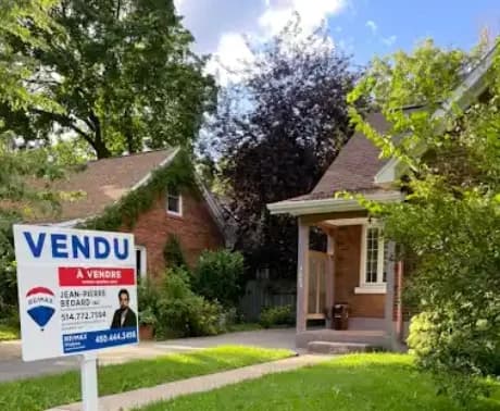 Maison avec une pancarte Vendu