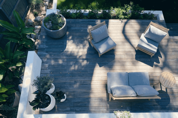 Comment entretenir et protéger une terrasse ou une clôture en bois