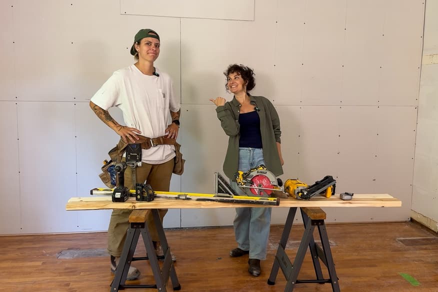 Deux membres des Filles de la Construction sur un chantier